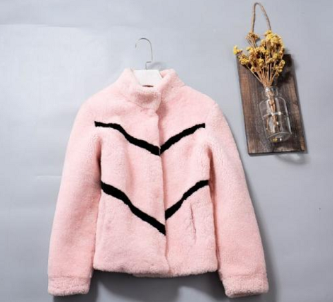 羊羔毛<a href=http://www.suxiaomao.cn/ target='_blank'>面料</a>的特點(diǎn)有哪些？羊羔毛面料多少錢一米？
